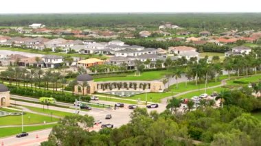 Mahalle Bulvarı Palm Beach Bahçeleri Milton Kasırgası sırasında kasırga tarafından etkilendi.