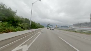 Miami Plajı, FL, ABD - 3 Ekim 2024: Miami Plajı Macarthur Geçidi Yağmurlu Bulutlu Fırtına Günü