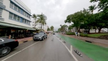 Miami, FL, ABD - 5 Ekim 2024: Sürücü plakaları, Miami Beach 2024, Okyanus Yolu Güney yağmurlu hava koşulları