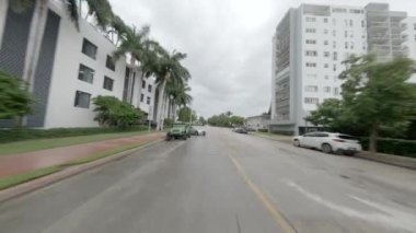 Miami, FL, ABD - 5 Ekim 2024: Miami Plajı Yağmur sezonu 2024, Batı Bulvarı plakalı