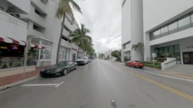 Miami, FL, ABD - 5 Ekim 2024: Arka manzara Miami Plajı 2024 Collins Bulvarı