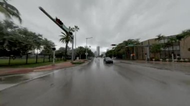 Miami, FL, ABD - 5 Ekim 2024: 2024 yağmur fırtınası sırasında Miami Beach Alton Yolu 'nda arka görüş plakası