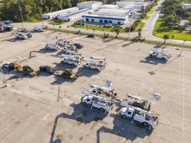 Milton Kasırgası 2024 'ten sonra Bonita Springs' te Kova Kamyonlarıyla Hasar Yenileme Elektrikleri
