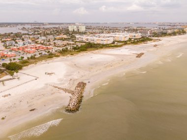 Milton 2024 Kasırgası 'ndan sonra St. Petersburg Pete Plajı' ndaki kumsal manzarası