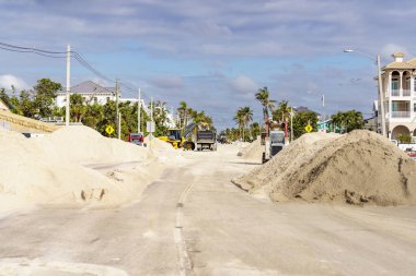 Fırtına dalgası, Milton Kasırgası 'ndan sonra Bonita Beach Florida' da yolları doldurdu.