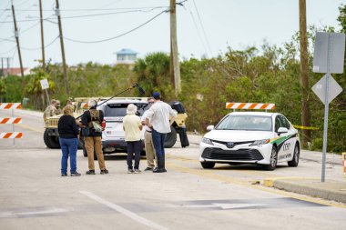 Manasota Key, FL, ABD - 11 Ekim 2024: Manasota Plajı 'ndaki Milton Kasırgası' ndan sonra haber röportajı