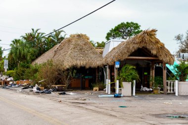 Milton Kasırgası 'nın yol açtığı yıkıcı fırtına sonrası Manasota Key Florida sokaklarında enkaz var.