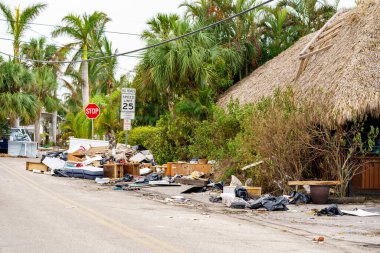 Milton Kasırgası 'nın yol açtığı yıkıcı fırtına sonrası Manasota Key Florida sokaklarında enkaz var.