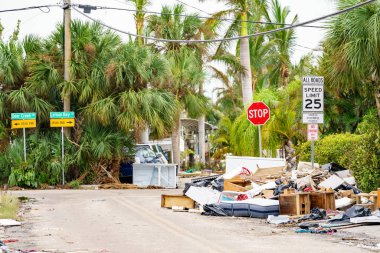 Milton Kasırgası 'nın yol açtığı yıkıcı fırtına sonrası Manasota Key Florida sokaklarında enkaz var.