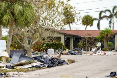 Milton Kasırgası 'nın yol açtığı yıkıcı fırtına sonrası Manasota Key Florida sokaklarında enkaz var.