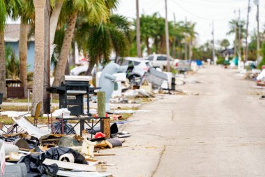 Milton Kasırgası 'nın yol açtığı yıkıcı fırtına sonrası Manasota Key Florida sokaklarında enkaz var.