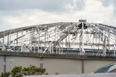 St. Petersburg, FL, ABD - 11 Ekim 2024: Tropicana Field çatısı Milton Kasırgası tarafından hasar gördü