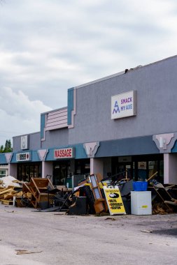 St. Petersburg, FL, ABD - 11 Ekim 2024: Milton Kasırgası yüzünden dükkanlar ve işletmeler hasar gördü