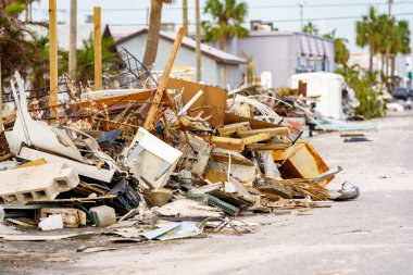 St. Petersburg Plajı, Florida 2024 Milton Kasırgası 'ndaki enkaz ve hasarlı evler.