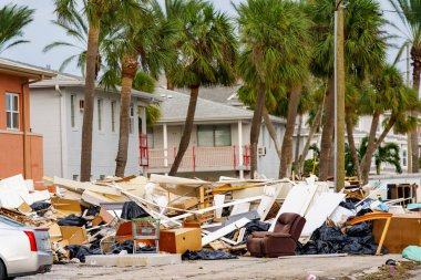 St. Pete Petersburg Beach Florida 'da Milton Kasırgası sonrası enkaz yığınları