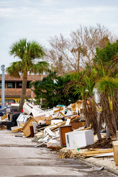 Обломки на улицах St Petersburg Beach Florida USA 2024 Hurricane Milton aftermath scene