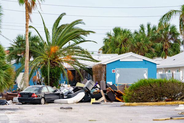 Обломки на улицах St Petersburg Beach Florida USA 2024 Hurricane Milton aftermath scene