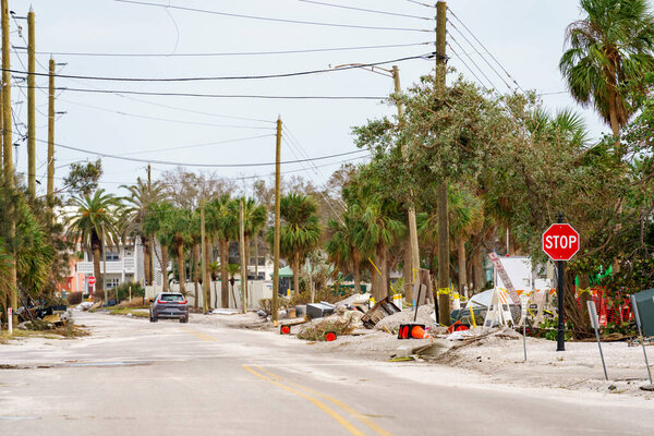 Обломки на улицах St Petersburg Beach Florida USA 2024 Hurricane Milton aftermath scene