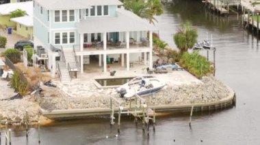 Englewood, FL, ABD - 11 Ekim 2024: Milton 2024 Kasırgası 'ndan sonra İngiliz Florida' da teknenin havalanması