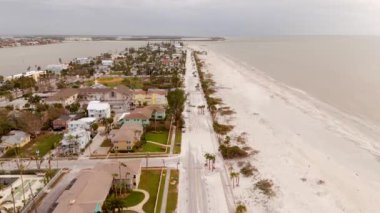 Milton 2024 Kasırgası 'ndan sonra St. Petersburg Plajı' ndaki hava stoku videosu.