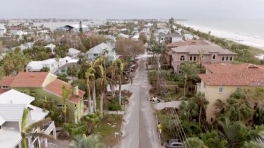 Milton Kasırgası sonrası St Petersburg Plajı Florida 2024