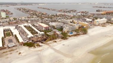 Deniz kıyısındaki evler St. Pete Florida Kasırgası 'ndan sonra Milton