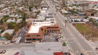 St. Petersburg, FL, ABD - 11 Ekim 2024: Milton Kasırgası 'ndan zarar gören alışveriş plazaları