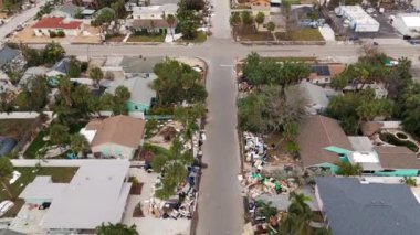 Milton Kasırgası 'nın enkaz yığınlarıyla dolu St. Pete Plajı evleri.