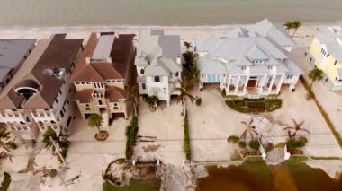 Milton Kasırgası 'nın sel bastığı evler Bonita Beach Florida' yı kasıp kavuruyor.