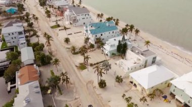 Milton Bonita Plajı Kasırgası 'ndan sonra kum kaplı evler Florida 2024