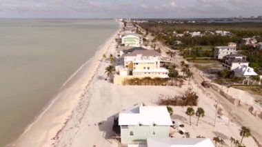 Milton Kasırgası 'ndan kalma kumla kaplı lüks yazlık evler 2024' te dalgalandı.