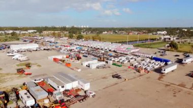 Bonita Springs, FL, ABD - 11 Ekim 2024: Milton Kasırgası Acil Durum Servisi Bonita Springs Plaj Bölgesi