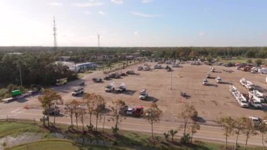 Bonita Springs, FL, ABD - 11 Ekim 2024: Milton Kasırgası sonrası elektrik tamiratı için Bonita Springs 'te kuyruk elemanları beklemede