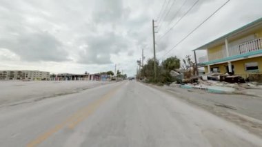 St. Petersburg, FL, ABD - 11 Ekim 2024: Milton 2024 Kasırgası sonrası St. Petersburg Plajı stok haber kayıtları