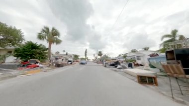 St. Petersburg, FL, ABD - 11 Ekim 2024: St. Petersburg Plajı 'ndaki Milton Kasırgası sonrası enkazın içinden geçmek