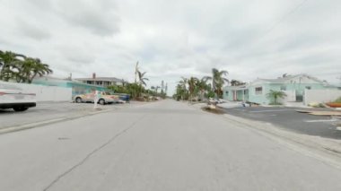 St. Petersburg, FL, ABD - 11 Ekim 2024: Fırtına dalgası St. Petersburg Sahili Florida Kasırgası Milton sonrası enkazı