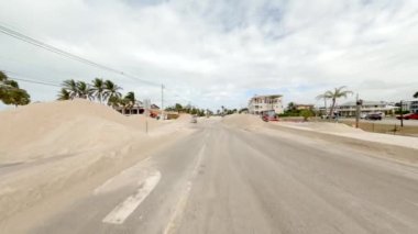 Bonita Springs Plajı, FL, ABD - 11 Ekim 2024: Milton Kasırgası kum temizleme sonrası Bonita Sahili Florida