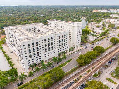 Miami, FL, ABD - 16 Ekim 2024: Tez Otel Miami ve UM Binası