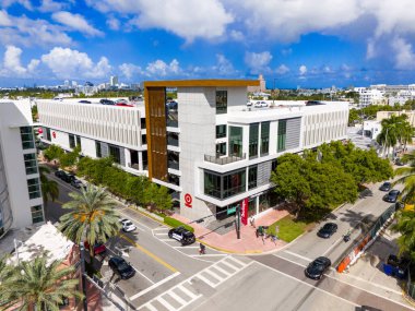 Miami Beach, FL, ABD - 21 Ekim 2024 Otoparkı olan Miami Beach Target Perakende Dükkanı