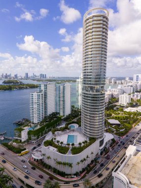 Miami Plajı, FL, ABD - 21 Ekim 2024: Havadan çekilmiş 5 Park Miami Sahili lüks apartman dairesi
