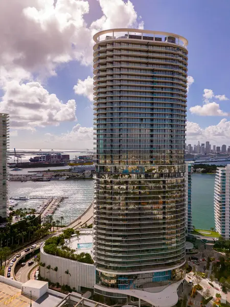 Miami Plajı, FL, ABD - 21 Ekim 2024: Havadan çekilmiş 5 Park Miami Sahili lüks apartman dairesi