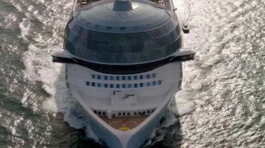 Miami Beach, FL, ABD - 5 Kasım 2024: Okyanus 4k 'deki Sea Cruise gemisinin ön kapak ikonu