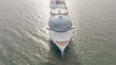 Miami Beach, FL, ABD - 5 Kasım 2024: Denizde Icon of the Seas yolcu gemisinin önü