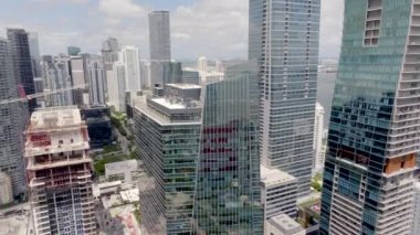Miami, FL, ABD - 27 Eylül 2024: Çatı katı üstgeçidi J P Morgan Chase Bank Tower Brickell Miami 4k