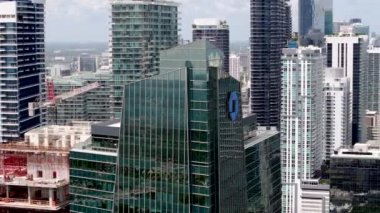 Miami, FL, ABD - 27 Eylül 2024: J P Morgan Chase Bank kulesi Brickell en üst yörünge