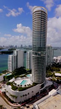 Miami Beach, FL, ABD - 5 Kasım 2024 Miami Beach Five Park dikey hava aracı videosu 4k 2024