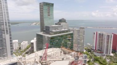 Miami, FL, ABD - 15 Ekim 2024: Miami Brickell Bank Kulesi 4K hava görüntülerini takip et