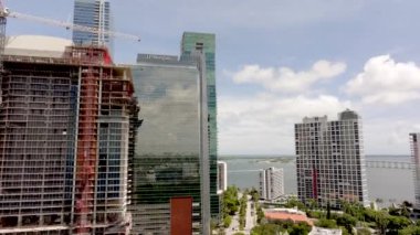 Miami, FL, ABD - 15 Ekim 2024: Geniş açı havası JP Morgan Chase Bank binası Brickell Miami şehir merkezi