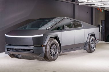 Fort Lauderdale, FL, ABD - 28 Ekim 2024 Tesla Cybertruck in black