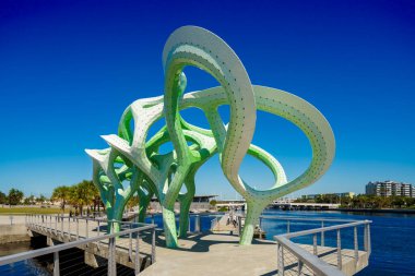 Tampa, FL, ABD - 24 Ekim 2024: Metal sanat, Cypress Street Pedestrian Bridge Tampa Florida 'da alüminyum karışıklığı yarattı